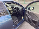 広々と乗り込みやすい運転席