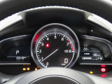 MAZDA2のメーター部です。華美な装飾を避け、必要な情報を瞬時に読み取れる様にデザイン・配置されています。