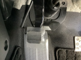 パーキングブレーキはフット式なので運転席と助手席の間はすっきり、移動も楽々です。さっと手が届く位置にATセレクトレバーやエアコンスイッチなどがあり操作性に優れています