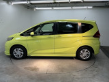 狭い駐車場でも、スライドドアならチャイルドシートへのお子さまの乗降や荷物の積載もスムーズ。とても便利な【両側電動スライドドア】ドアハンドを少し引くだけでリアドアが自動開閉します。