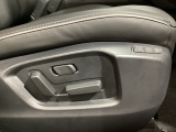 運転席にはパワーシートを装備!シート位置を記憶するメモリー機能付きなのでご夫婦で2名分セットすると便利です♪