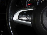 ステアリングスイッチ付きで、運転中に視線を前に向けたまま操作できます。