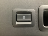 「キーを携帯」「車両電源OFF」「すべてのドアが閉まっている」これらの条件を満たす時にリアゲートロックスイッチを押しゲートを閉めると、すべてのドア、リアゲート、給油口が施錠されます。