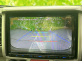 後方の状況を安全確認できるバックモニター付き。狭い場所での駐車も安心です。安全な運転をサポートする頼れる機能です。