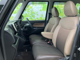 整然とした空間が広がり、運転に集中できます。操作しやすい配置で、快適なドライブをサポートします。機能性も充実しています。