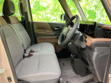 開放感のある室内空間。広々としたシートで、ゆったりとリラックスできます。運転席からの視界も広く、運転しやすい環境です。