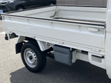 荷台へのアクセスが容易な設計。積み下ろし作業がスムーズに行えます。様々な用途に対応できる、実用的な空間です。