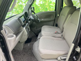 運転席周りは、操作性に優れた設計です。見やすいメーター類と、使いやすいスイッチ類が、運転をサポートします。