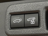 【パワーバックドア】スマートキーや運転席のボタンを押すだけでリアゲートが自動で開閉します!荷物を持っている時や、高い位置にあるバックドアを閉める際に便利な機能です♪