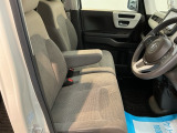 ベンチシートは、運転席と助手席の移動もスムーズ! 狭い駐車場での乗り降りや、お子様の乗り降りにも便利です。
