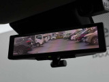 車両後方を映し出します・スマートルームミラー装備です。