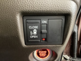 左側電動スライドドアは運転席からでも操作ができるように、ハンドル付近に開閉の操作スイッチが付いています。