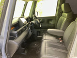 運転席からの視界は広く、運転操作もスムーズに行えます。快適なドライビングをサポートする機能が充実しています。安全運転を支援します。