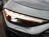 夜間にはその機能を最大限に発揮し、効果的にレイアウトされたLEDが長く、広い照射で安全なドライブをサポートします。