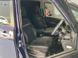 運転席、助手席です。座面も広くゆったりと座れてアームレストも付いているので重宝します。