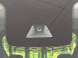 【三菱e-Assist】走行中に前方の車両等を認識し、衝突しそうな時は警報とブレーキで衝突回避と被害軽減をアシスト。より安全にドライブをお楽しみいただけます。