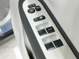 【電動格納ミラー】サイドミラーは電動格納式となっており、狭い駐車場でもキズがつくリスクを抑えられます。