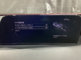 カメラが車線を認識してはみ出しそうになるとステアリングアシストが介入するレーン・キープ・アシストシステムを装備しております。お好みで作動・非作動の設定も可能です。