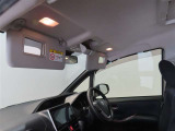 運転席・助手席のバニティーミラー付きサンバイザーには、照明も付いているので夜間も便利です!