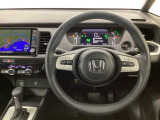 【ハンドル】運転にかかわる様々な操作を安全に行えるように視点移動が少なく操作性に配慮されたスイッチ類が凝縮されたコックピットです。