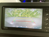 狭い道でも安心。後方の状況を画面で確認できるので、安全な駐車をサポートします。運転初心者の方にもおすすめです。