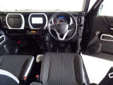 革巻きステアリングで快適な操作性の運転席です。