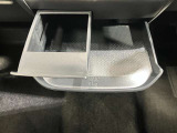 引き出し式のトレイとカップホルダーが付いているので便利です♪