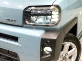 【LEDヘッドライト】悪天候や夜間走行時も良好な視界を確保し安心して運転できる高輝度LEDヘッドライトを装備!点灯速度が早く、消費電力も抑えられています。