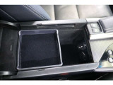 運転席からも助手席からも使いやすい縦開きのセンターコンソールボックスを装備。ボックス内には様々な電気製品の電源供給ポートとしてアクセサリーソケット、AUXや通信/給電用USBポートも装備されています。