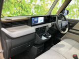 運転に集中できる、シンプルで機能的なデザインです。操作しやすい配置で、安全運転をサポートします。快適なドライブをサポートする空間です。