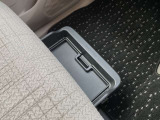 助手席のドアには車検証ケースが収まる程の収納があります。