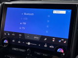 お好みの音楽をクリアな音質で楽しめます。Bluetooth接続でスマホの音楽も簡単に再生可能。ドライブ中のエンターテイメントを充実させてくれますね。