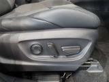 パワーシート搭載。微妙な調整が手軽にでき、ピッタリの最適なポジションで運転することが可能です。