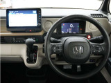 運転にかかわる様々な操作を安全に行えるように視点移動が少なく、操作性に配慮されたスイッチ類が凝縮されたコクピットです。