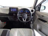 視界良好、操作しやすい運転席です。