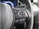 《レーダークルーズコントロール》車間距離を一定に保って前方の車についていきます。先行車を検知して、適切な車間距離を保てる速度に自動で調整し、先行車がいなくなった際は、設定速度で走行を続けます。