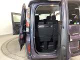 テールゲートは人が乗り降りする時のヨコ開きと、荷物を載せる時は通常のタテ開きの、2通りの開閉ができる、わくわくゲートです。