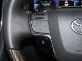 ステアリングスイッチ付きで、運転中に視線を前に向けたまま操作できます。