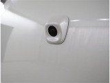 後退時に車両の後ろ側をモニター画面に表示します。車庫入れなどでバックする際に後方確認ができて便利です。車庫入れが苦手な人もこれで安心。