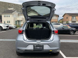 MAZDA2のリアゲートは、約1,020mmのワイドな開口幅と、低く抑えられたタイヤハウスの張り出しにより、荷物の積み下ろしがしやすい設計になっています。