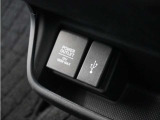 ◆USB接続端子◆スマホやiPodなどを接続して、いつもの音楽を車内でもお楽しみいただけます♪