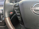 手元でナビやオーディオ、ハンズフリー通話の操作が可能なステアリングリモコンを装備。運転中も視線を大きく外すことなく快適に各種操作を行っていただけます。