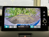 後方の視界を広げ、安全なバック駐車をサポート。ガイドライン表示で、狭い場所でもスムーズに駐車できます。