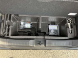 荷室の下にも収納スペースがあります
