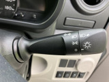 操作しやすいウインカーレバーで、安全な車線変更をサポート。直感的な操作感で、スムーズな運転をサポートします。視認性も高く、操作ミスを軽減。