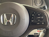ハンドルにHondaセンシング系のクルーズコントロールやレーンキープアシストなどのスイッチが装備されています。ハンドルから手を離さず安全に操作できます。