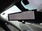 スマートルームミラーがリヤカメラで車両後方の映像ルームミラー表示しをクリアな後方視界を確保してくれます。