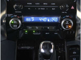 【オートエアコン】1年中快適な室内を提供!車内温度を設定すると、風量を自動で調整してくれます。