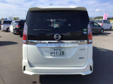 オイル交換は愛車のエンジンコンディションを保つために必要不可欠なメンテナンスとなってきます。長く愛車とすごすために3,000ー5,000km(車種により)での交換をおすすめします。