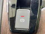 【電動パーキングブレーキ】パーキングブレーキは便利な電動式!ボタン一つで操作でき、アクセルを踏めば自動で解除されます♪レバーやペダルが無いので運転席廻りもすっきりしますね♪